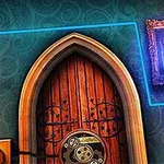 Ușă arcuită din lemn decorată cu grilaj metalic, înconjurată de elemente decorative și un tablou luminos într-un cadru albastru