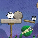 Trei urși panda desenați într-un stil animat, cu diverse obiecte precum o bilă, un balon cu aer cald și platforme din lemn, pe un fundal montan nocturn