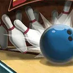 Minge de bowling albastră lovind popice pe o pistă de bowling