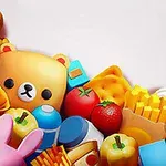 Ilustrație cu jucării și obiecte colorate, incluzând un ursuleț, un rațuș, o gogoașă, cartofi prăjiți, pizza, și fructe stilizate