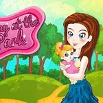 Fată cu păr lung ține un bebeluș în brațe într-un parc, cu un fundal de copaci verzi și cer albastru