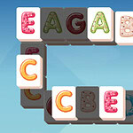 Piese albe cu litere colorate, aranjate pe un fundal albastru