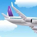 Avion alb cu aripi și coadă mov zburând printre nori pe un cer albastru