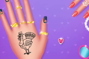 Două mâini cu unghii decorate, un tatuaj cu curcan și inele pe un fundal mov cu mici inimi