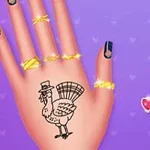 Două mâini cu unghii decorate, un tatuaj cu curcan și inele pe un fundal mov cu mici inimi