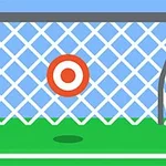 Poartă de fotbal cu un țintar roșu și alb în mijloc, pe un teren verde cu cer albastru în fundal