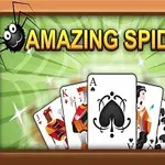 Textul Amazing Spider cu două păianjeni stilizați și un grup de cărți de joc în prim-plan, inclusiv un As de pică