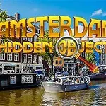 Peisaj urban din Amsterdam cu bărci pe canal, clădiri tradiționale și cer senin, cu un titlu suprapus