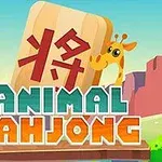 Giraffă lângă o piesă mare de mahjong cu caractere chinezești și textul Animal Mahjong pe fundal de peisaj colorat