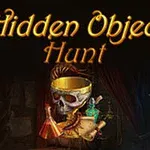 Un craniu decorat cu un bandou auriu, înconjurat de obiecte misterioase ca pergamente și sticluțe, sub un text stilizat
