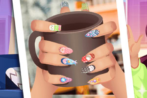 Mâini care țin o cană maro, având unghii decorate cu diverse modele colorate