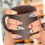 Mâini care țin o cană maro, având unghii decorate cu diverse modele colorate