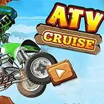 Un ATV verde în aer cu un pilot în echipament albastru și negru, alături de textul „ATV Cruise” pe un fundal albastru