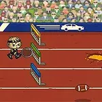 Un personaj animat aleargă pe o pistă de atletism cu obstacole, un morman de noroi și o minge de fotbal american, iar în fundal se vede un stadion plin de spectatori
