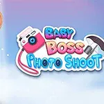 Un bebeluș îmbrăcat într-un costum elegant, alături de un logo colorat care include o cameră foto roz și cuvintele Baby Boss Photo Shoot