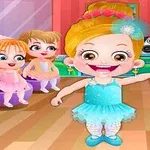 Fetițe în costume de balet colorate, dansând într-o sală de dans