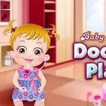 O fetiță blondă zâmbitoare îmbrăcată în rochiță albastră, ținând un stetoscop, cu textul Baby Hazel Doctor Play pe fundal
