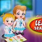 Două fetițe în uniforme școlare stau în fața unui panou colorat, lângă textul Learn Seasons