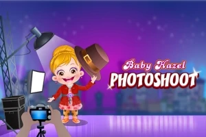 Fată tânără zâmbitoare într-un decor de studio foto, cu lumini și fundal violet, ținând o pălărie maro