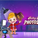 Fată tânără zâmbitoare într-un decor de studio foto, cu lumini și fundal violet, ținând o pălărie maro