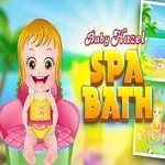 Fetiță blondă zâmbitoare pe un scaun roz, cu imagini ale unei plaje și unui spa în fundal, alături de textul Baby Hazel Spa Bath