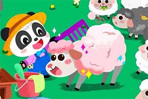 Panda în salopetă albastră și pălărie galbenă folosind un pieptene roz pentru a îngriji o oaie albă cu lână roz pe un câmp verde, înconjurată de alte oi