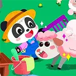 Panda în salopetă albastră și pălărie galbenă folosind un pieptene roz pentru a îngriji o oaie albă cu lână roz pe un câmp verde, înconjurată de alte oi