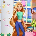 Tânără cu păr lung, blond, purtând un top verde și pantaloni albaștri, într-o cameră decorată viu, cu peruci expuse pe un raft
