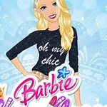 Personaj blond zâmbitor cu un tricou negru inscripționat oh my chic, pe un fundal albastru cu elemente decorative și text colorat