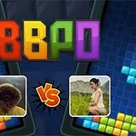 Litere colorate BBPO deasupra a două poze de profil separate de un simbol VS pe un fundal cu blocuri colorate