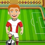 Un personaj de desene animate îmbrăcat într-un echipament de fotbal, alături de o minge, stă pe un teren de fotbal stilizat, cu tribune pline în fundal