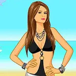 Femeie cu păr lung și drept purtând un costum de baie negru pe o plajă, cu un colier și brățări, având o barcă cu pânze în fundal