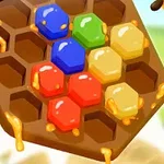 Un fagure de miere din lemn cu piese colorate hexagonale în roșu, albastru, verde și galben, înconjurat de albine