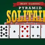 Cărți de joc aranjate pe un fundal verde cu titlul Solitaire Pyramid