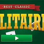 Textul „BEST CLASSIC SOLITAIRE” pe un fundal verde, însoțit de simboluri de cărți și un buton de redare