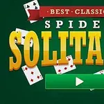 Text mare SOLITAIRE galben pe fundal verde, înconjurat de cărți de joc și un buton verde de redare