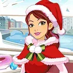 Fată zâmbitoare cu păr șaten și căciulă de Moș Crăciun, lângă un om de zăpadă, într-un decor de iarnă cu fereastră și oraș în fundal