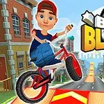 Un băiat cu șapcă roșie face o acrobație pe bicicletă într-un oraș animat, în fața unui semn cu textul BIKE BLAST