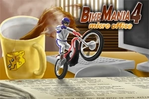 Un motociclist realizează un truc de echilibrare pe o roată în fața unui birou cu un computer și o cană de cafea vărsată, având fundalul unei cani galbene cu un logo de brânză
