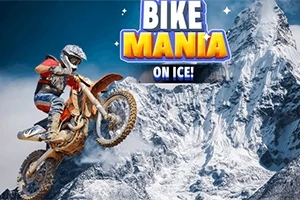 Un motociclist echipat cu cască sare cu motocicleta în fața unui munte acoperit de zăpadă