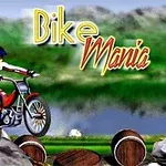 Un motociclist pe o motocicletă roșie navighează peste obstacole din butoaie și pietre, cu fundal verde și logo-ul Bike Mania