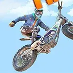 Motociclist executând o săritură spectaculoasă cu o motocicletă de teren pe fundal de cer albastru