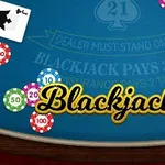Masa de joc albastră cu jetoane multicolore și cărți de joc, având cuvântul Blackjack scris în centru