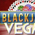 Cărți de joc și jetoane colorate pe un fundal roșu, cu textul Blackjack Vegas în prim-plan
