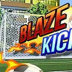 Textul „Blaze Kick” deasupra unei mingi de fotbal în flăcări pe un teren de joc