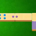 Piese de domino aranjate pe un fundal verde, cu puncte colorate albastru, portocaliu și mov