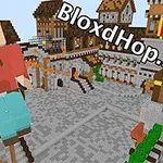 Personaj pătrat într-un mediu de oraș medieval construit din blocuri, cu textul BloxdHop