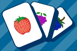 Trei cărți de joc cu ilustrații de fructe, inclusiv o căpșună, struguri mov și struguri albastru închis, pe un fundal cu dungi albastre