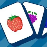 Trei cărți de joc cu ilustrații de fructe, inclusiv o căpșună, struguri mov și struguri albastru închis, pe un fundal cu dungi albastre