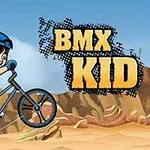 Un băiat într-o ținută albastră și albă se dă cu bicicleta BMX pe un drum accidentat, cu un fundal de canion și cer senin